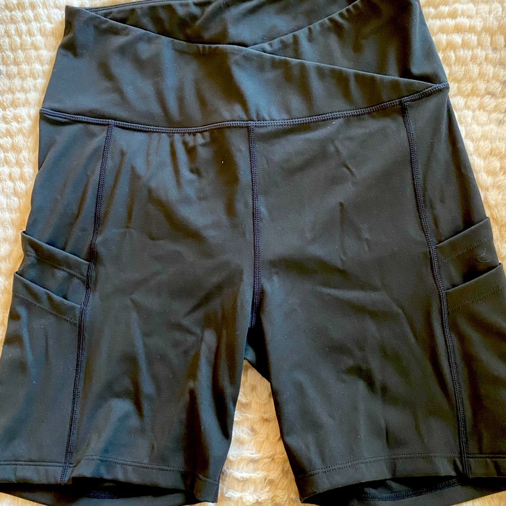 Activewear women booty shorts have 2 sides pockets new never worn no tag